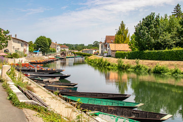 Coulon. Accostage de barques sur la Sèvre niortaise.  Poitou-Charentes.  Deux Sèvres