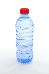 Bouteille d'eau en plastique bouchon rouge isolé fond blanc 50cl éclairage studio pleine eau 