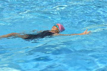 プールで泳ぐ女の子