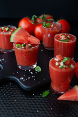 Kaltes Gazpacho im Glas