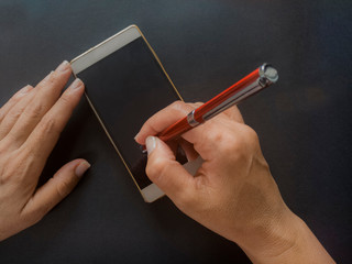 Manos de mujer firmando en un dispositivo m&oacute;vil. Concepto Firma Electr&oacute;nica