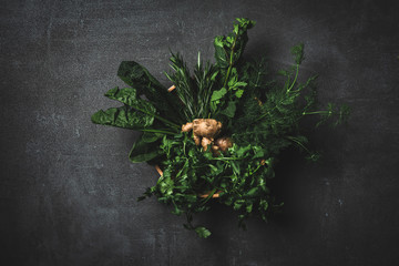 Kräuter in Schale auf Beton