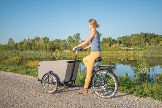 Frau fährt mit Lastenrad, E-Mobilität