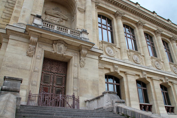 Fototapeta na wymiar building (museum) in paris (france)
