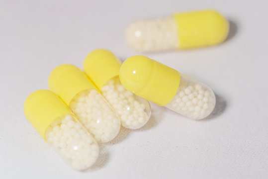 Capsulas de gelatina con principio activo medicamentoso color  amarillo