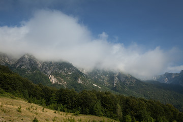 Paesaggio montano con nubi