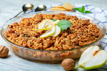 Crumble with pears and cinnamon.