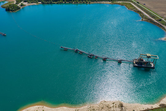Kiesabbau an einem Baggersee im Hessischen Ried/Deutschland