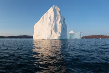 Fotobehang Enorme ijsbergen van verschillende vormen in de Disko-baai, West-Groenland. Hun bron is bij de Jakobshavn-gletsjer. Dit is een gevolg van het fenomeen van de opwarming van de aarde en het catastrofale ontdooien van ijs © Michal