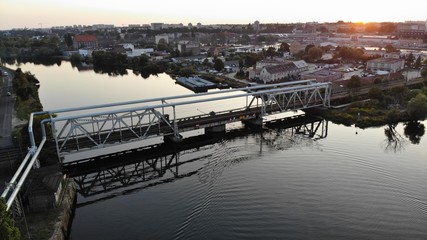 Most kolejowy na rzecze płynącej przez miasto.