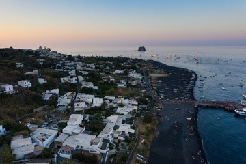 Spiaggia  e mare di Stromboli al tramonto - Isole Eolie