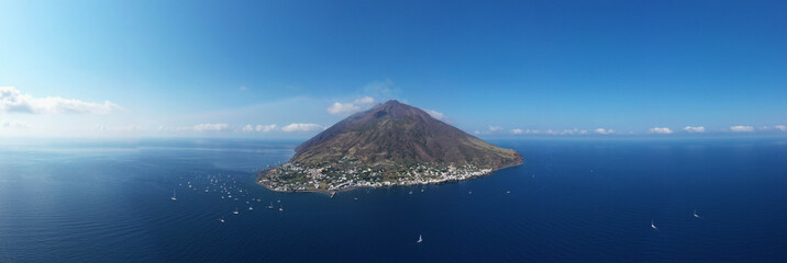 Panoramica dell'Isola di Stromboli vista dal drone