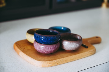Obraz na płótnie Canvas Petits pots en céramique colorés pour la cuisine