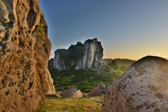 Altopiano dell' Argimusco - Montalbano Elicona- Sicilia Mionti Peloritani . Le pietre possiedono particolari forme, antropomorfe e zoomorfe