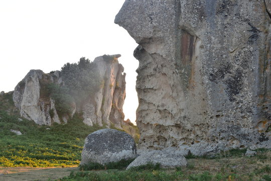 Altopiano dell' Argimusco - Montalbano Elicona- Sicilia Mionti Peloritani . Le pietre possiedono particolari forme, antropomorfe e zoomorfe