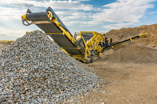 640+ Stone Crusher Machine Stock Photos, Pictures & Royalty-Free Images -  iStock
