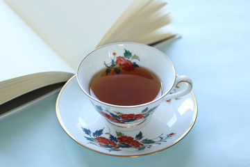 読みかけの本と紅茶