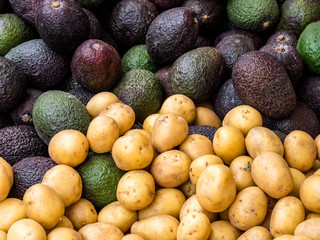 Avocados und Kartoffeln