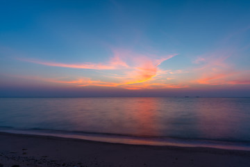 Fototapeta na wymiar Pink and purple morning sky on a beach in Qatar