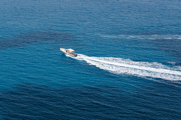 Motorboot auf dem Meer