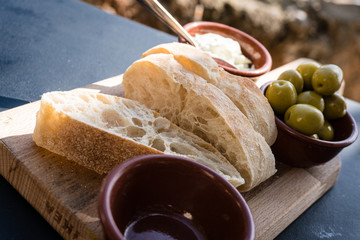 Weißbrot mit Alioli und Oliven