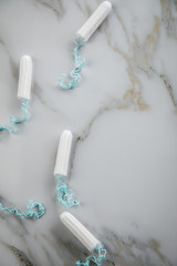Tampons auf Marmor Hintergrund für weibliche Hygiene bei Menstruation Periode Zyklus