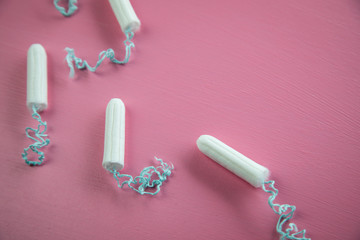 Tampons auf Rosa Hintergrund für weibliche Hygiene bei Menstruation Periode Zyklus