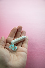 Frau mit Tampon auf Rosa Hintergrund für weibliche Hygiene bei Menstruation Periode Zyklus
