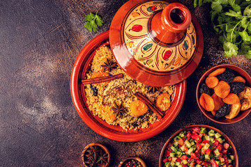 Obraz na płótnie Canvas Traditional moroccan tajine of chicken with dried fruits and spices.