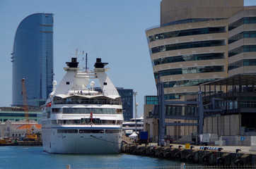 Luxus Kreuzfahrtschiff Yacht im Yachthafen von Barcelona, Spanien mit W Hotel Hochhaus und Teilen...