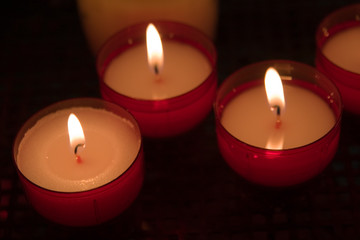 Drei Teelichter