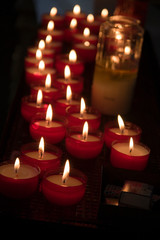 Teelichter im Dunkel