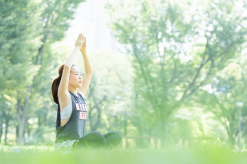 Obraz premium 公園でヨガをする女性
