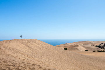 Fototapeta na wymiar Young caucasian male traveler trekking at Concon sand dune in Vina del Mar, Chile