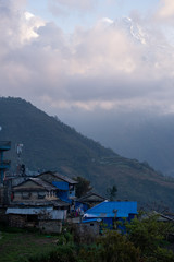 Fototapeta premium Domy w górskiej wiosce i na polu, region Annaourna, Nepal. Outdoor, alternatywa.