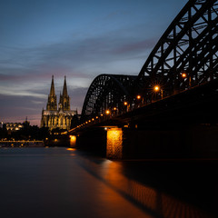 Obraz premium Hohenzollernbrücke und Kölnerdom am Abend