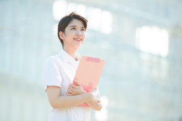 白衣の女性
