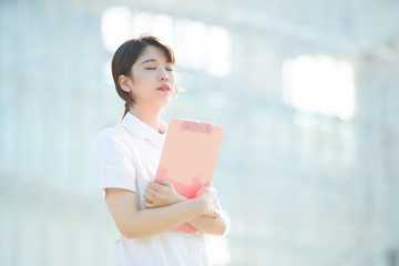 白衣の女性