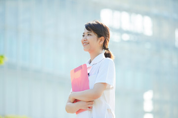 白衣の女性
