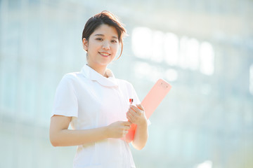 白衣の女性
