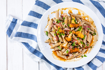 Pasta with chanterelle mushrooms, bacon and sauce