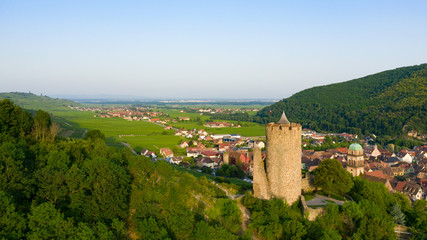Fototapeta na wymiar La ville de Kaysersberg et le Château du Schlossberg