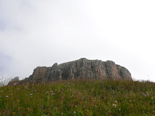 maestosi e suggestivi panorami montani delle dOLOMITI IN  ESTATE, TRA ROCCE E VALLATE