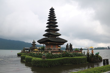 Fototapeta na wymiar Ulun Danu Batur “el templo del lago” Bali