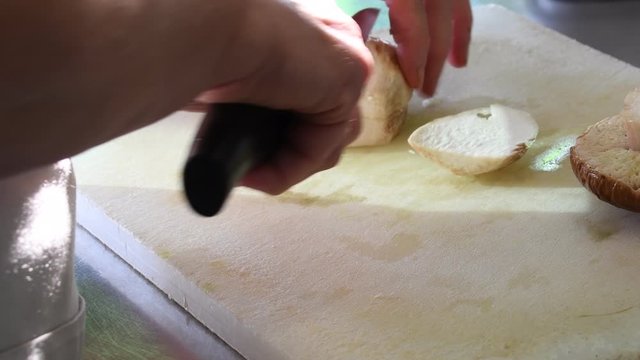il taglio del fungho fresco per essere cucinato