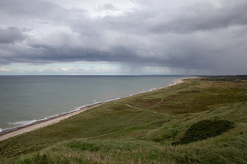 Dunkle Wolken an der Nordseeküste in Dänemark