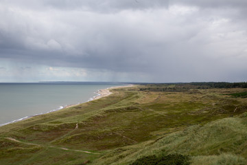 Dunkle Wolken an der Nordseeküste in Dänemark