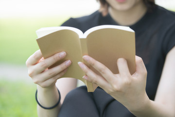 本を読む女子大生