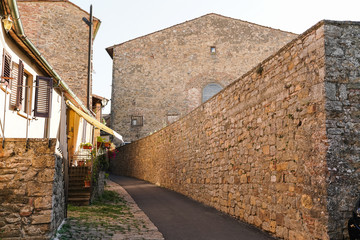 Fototapeta na wymiar street in old Tuscany town 