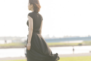 海沿いの公園を歩く若い女性